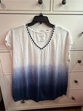 V-Neck Dip Dye Short Sleeve Tee - White & Navy